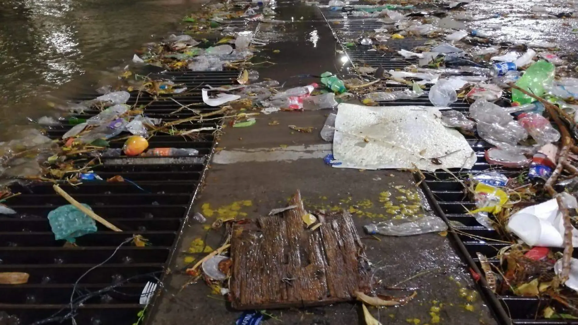 lluvia alcantarilla basura (14)